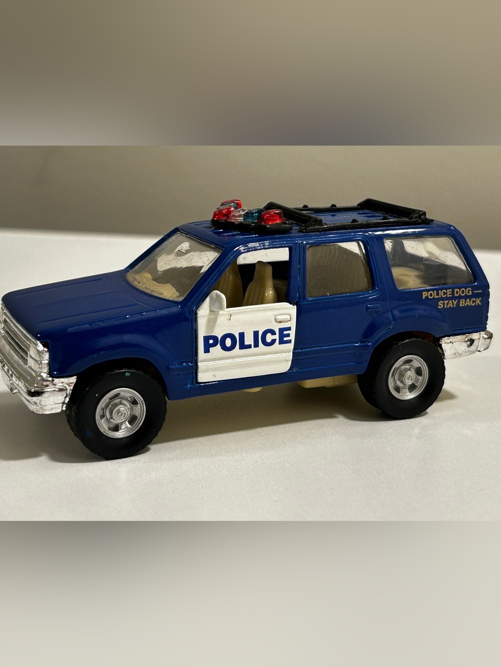 Maisto 1:42 Scale Road Track Series FORD EXPLORER POLICE Dog- Stay Back